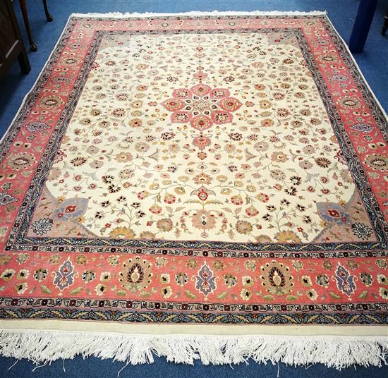 An ivory ground carpet 320cm x 243cm